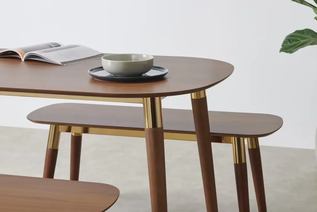 Juego de Bancos y Mesa de Comedor Edelweiss – Nogal y Dorado